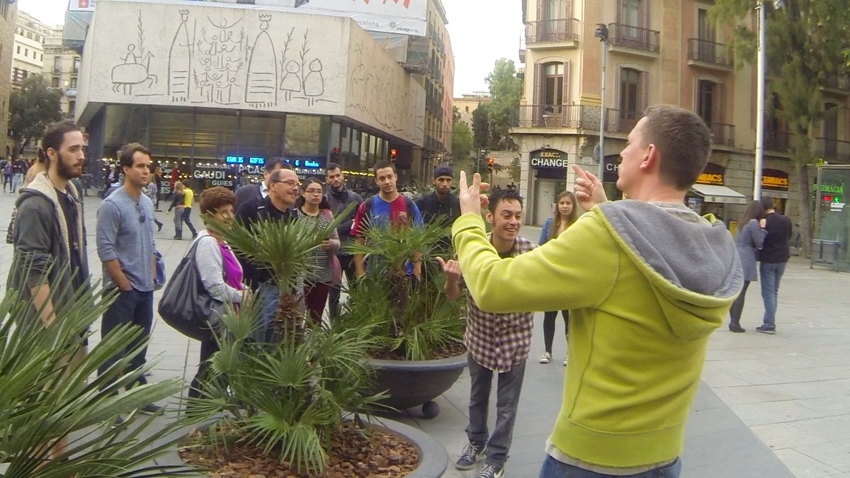 Partecipanti in Plaça Nova a Barcellona, con il fregio di Picasso sullo sfondo