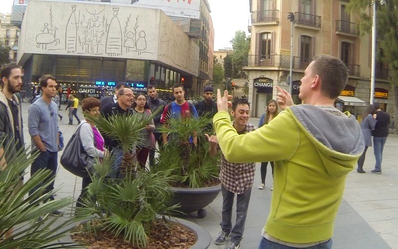 Partecipanti in Plaça Nova a Barcellona, con il fregio di Picasso sullo sfondo