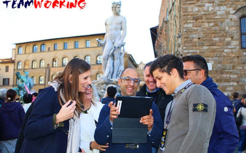 Una squadra col tablet in piazza della Signoria a Firenze