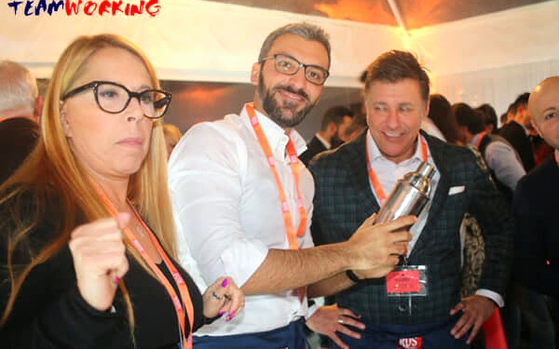 Tre partecipanti durante la sfida di miscelazione, uno con lo shaker in mano