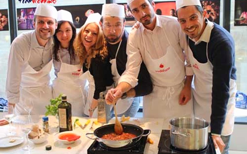 Un gruppo in grembiule cucina insieme ai fornelli