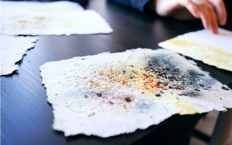 I fogli di carta fatti a mano stesi ad asciugare