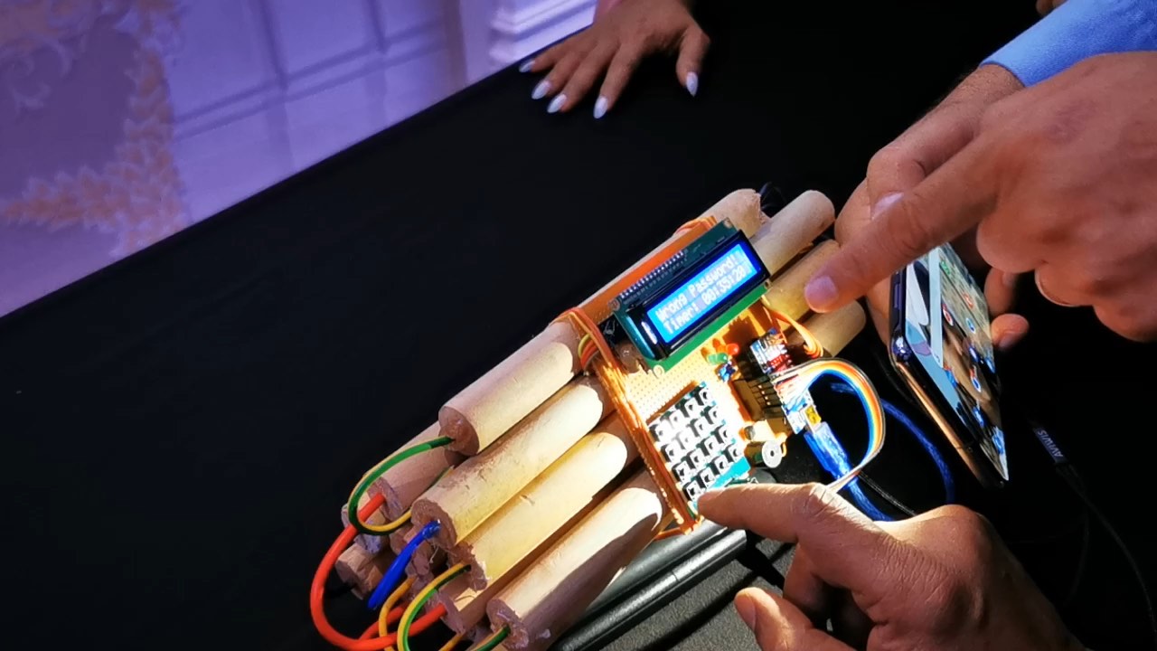 Il finto ordigno di una Escape Box: candelotti legati, fili colorati, tastierino e un display che segna il tempo rimasto