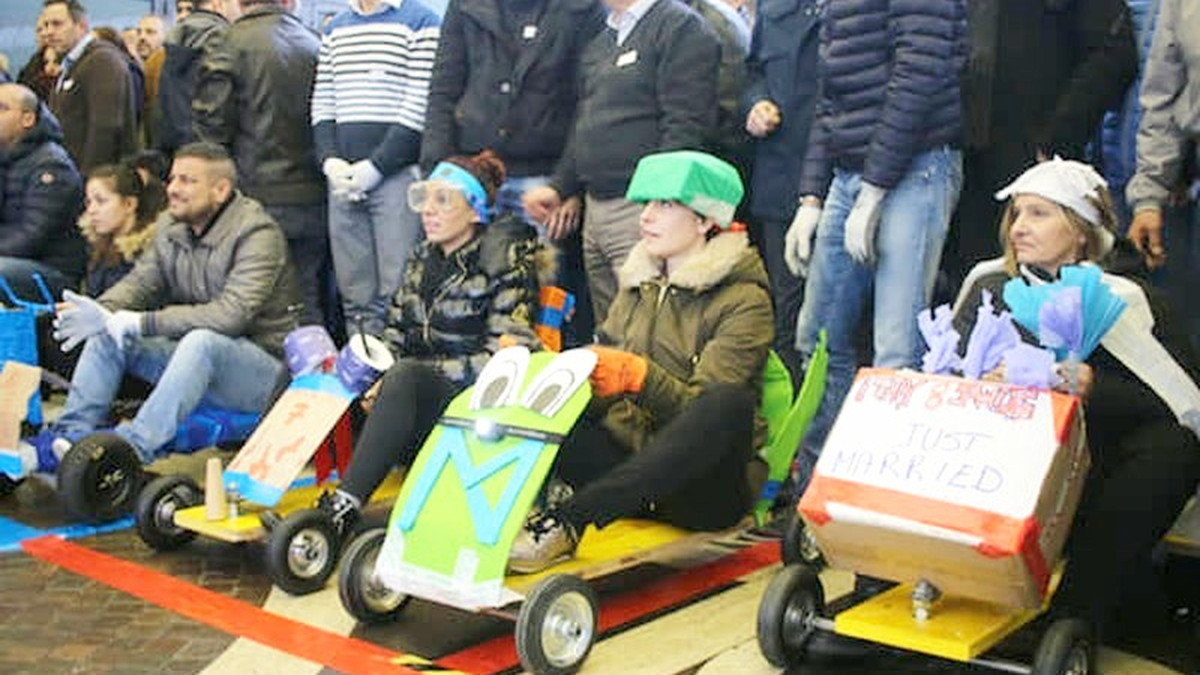 I kart costruiti dai partecipanti allineati sulla pista, con gli equipaggi seduti a bordo