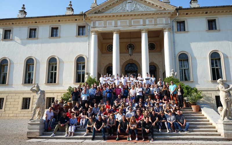 Centinaia di partecipanti schierati sullo scalone di una villa palladiana