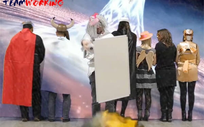 Partecipanti in costume da supereroe sul palco