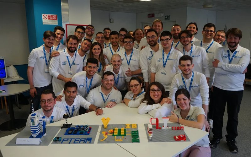 Il gruppo al completo dietro il tavolo con i modelli Lego appena costruiti