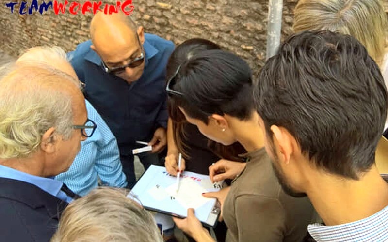 Una squadra riunita attorno alla mappa durante la missione in città
