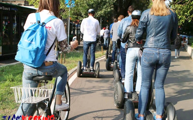 Il gruppo in segway lungo un viale alberato