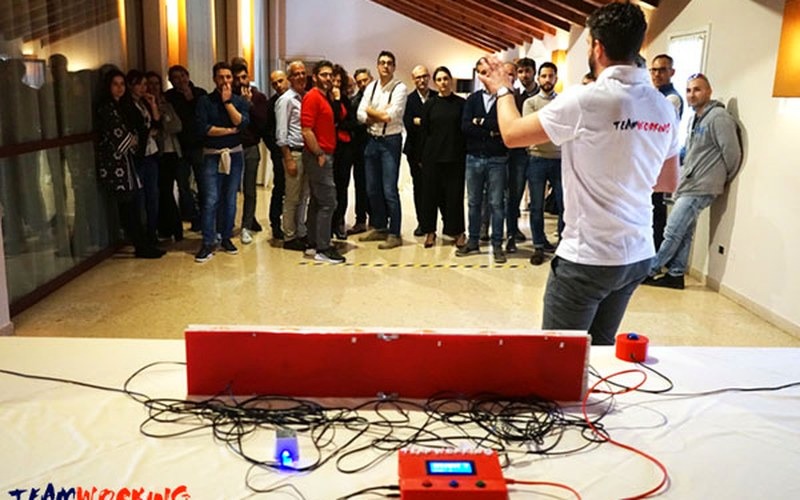 Il gioco a quiz con i pulsanti sul tavolo e il conduttore