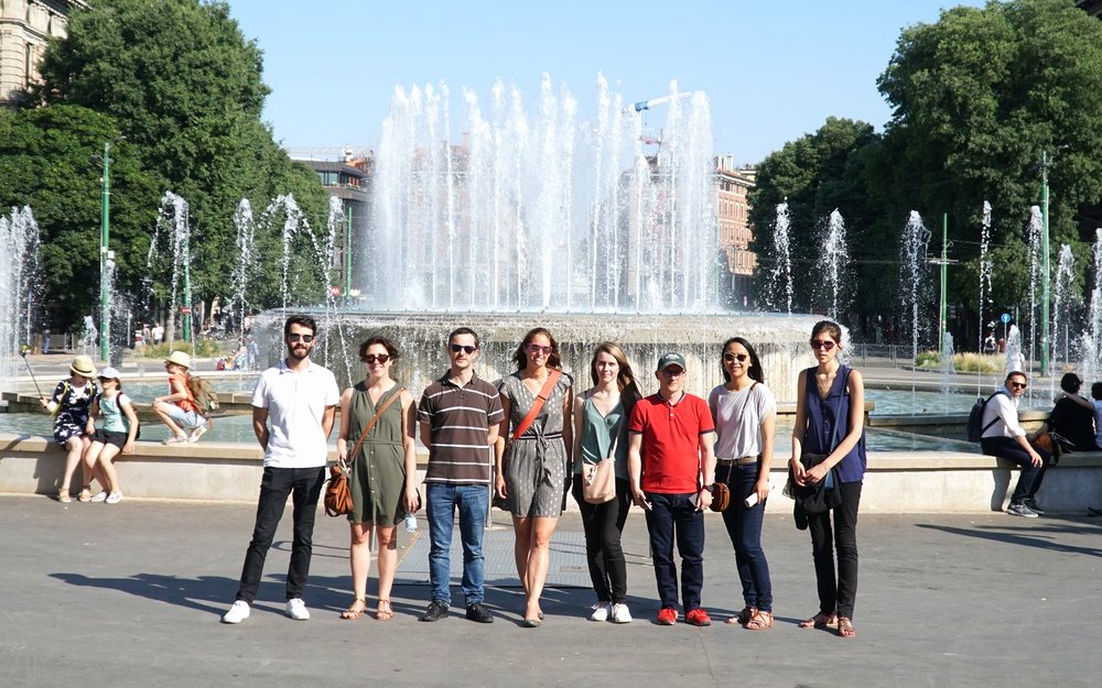 Gruppo aziendale davanti alla fontana del Castello Sforzesco a Milano