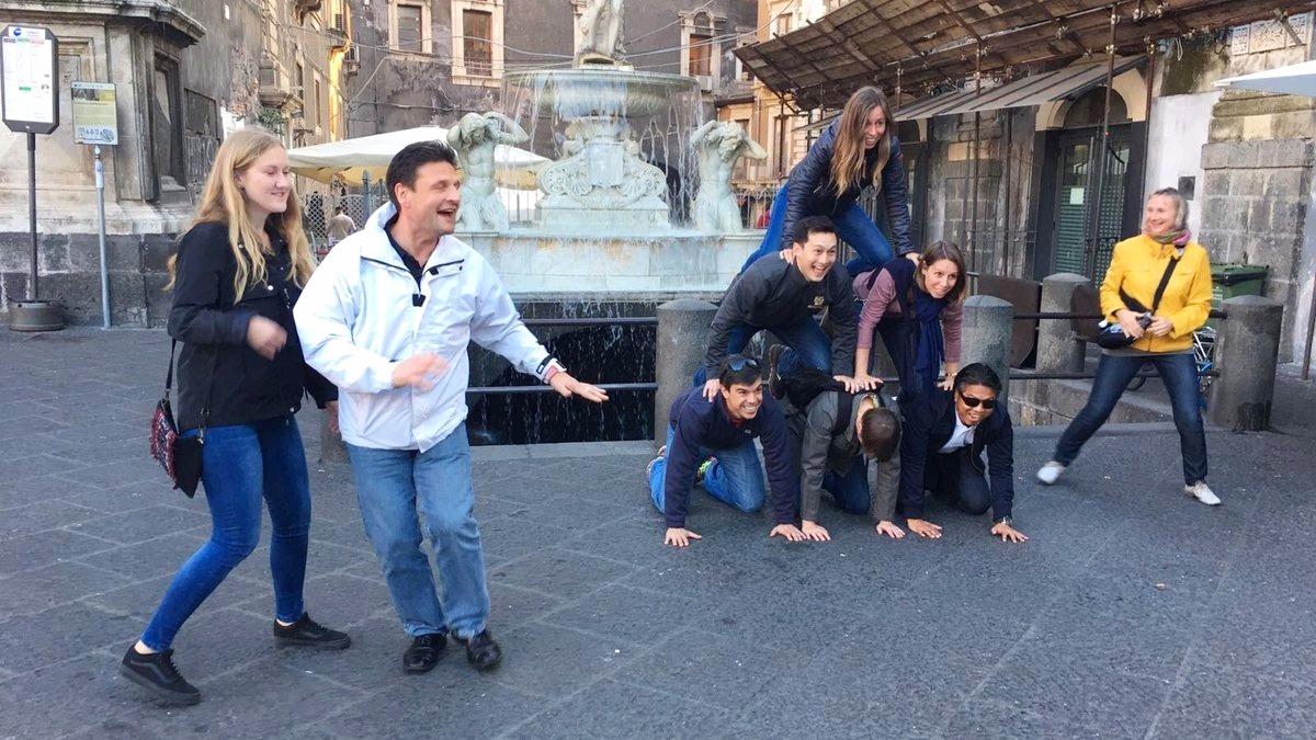 Gruppo davanti alla fontana dell'Elefante in Piazza Duomo a Catania