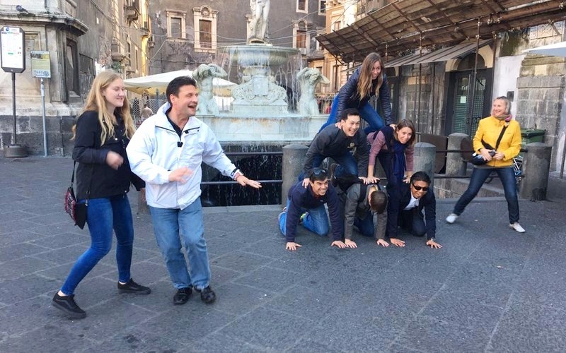 Gruppo davanti alla fontana dell'Elefante in Piazza Duomo a Catania