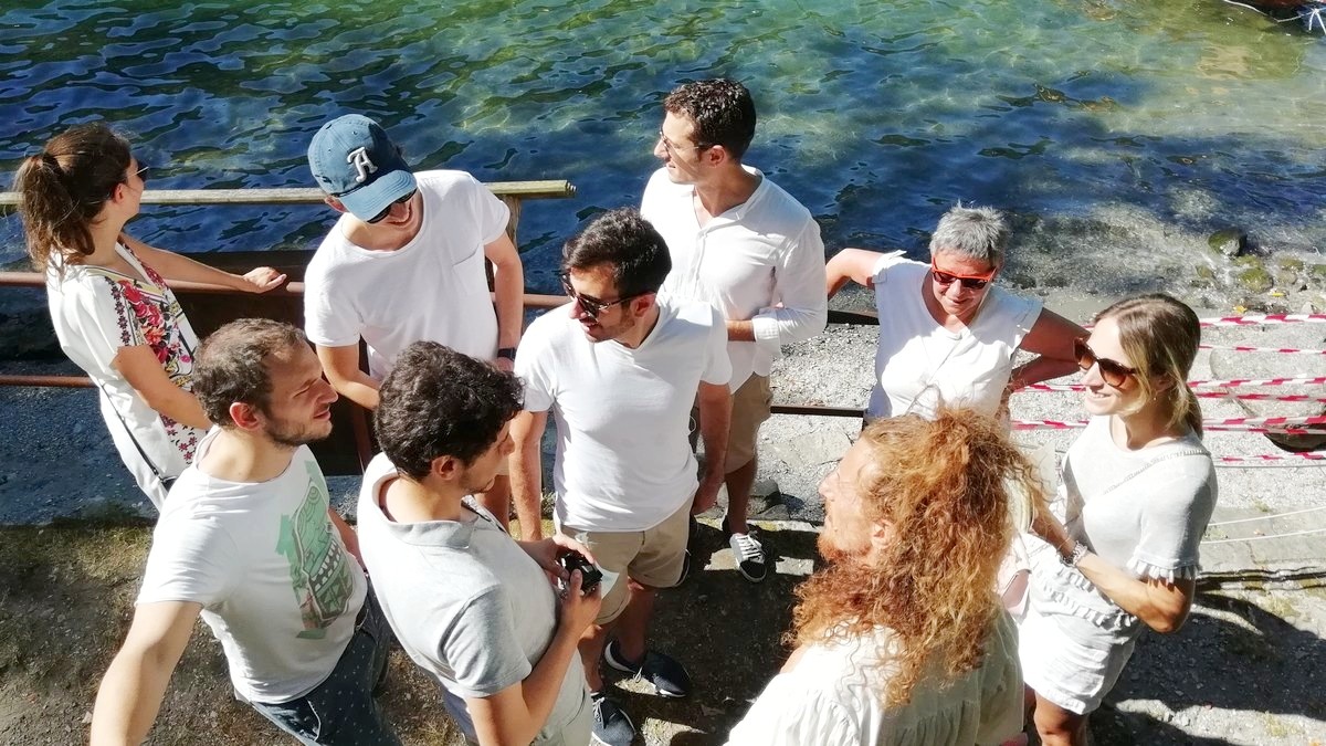 Partecipanti sulla riva dell'Isola Comacina
