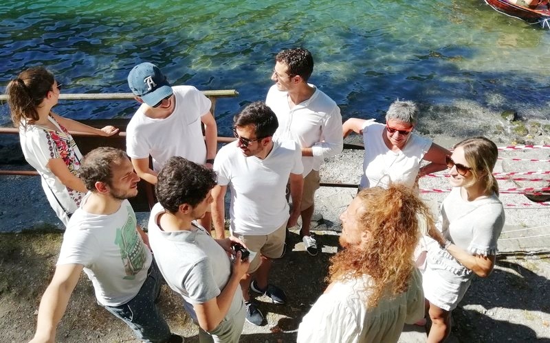 Partecipanti sulla riva dell'Isola Comacina