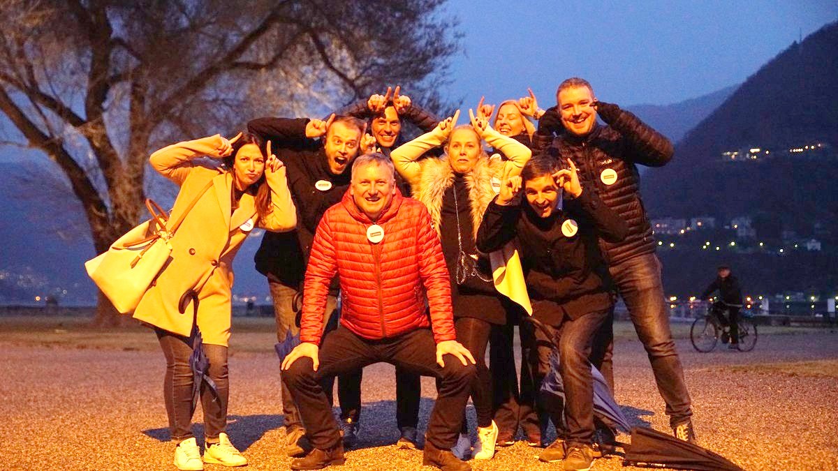 Gruppo aziendale sul lungolago di Como all'ora blu