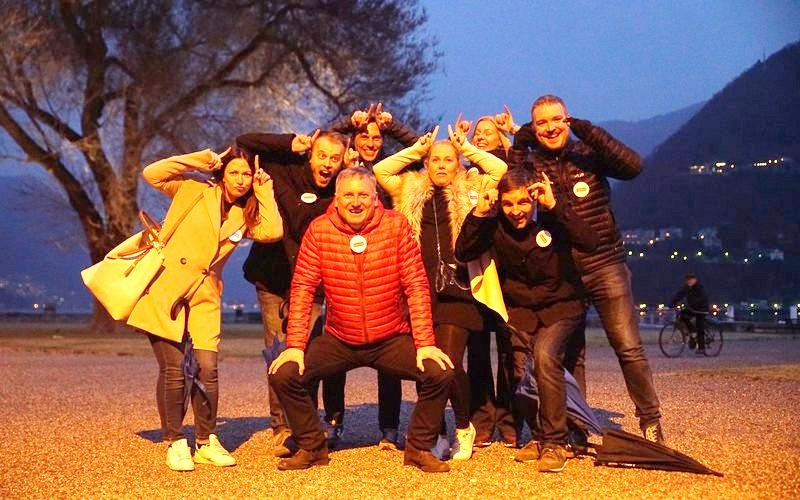 Squadra sul lungolago di Como all'ora blu