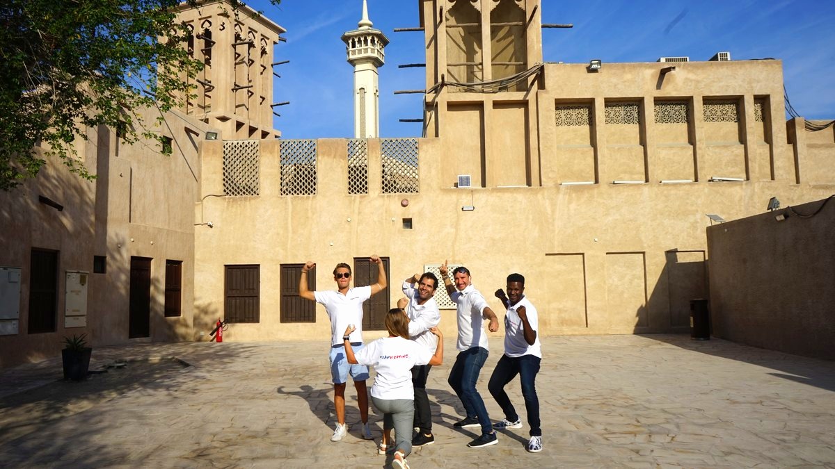 Gruppo nel quartiere storico di Al Fahidi a Dubai fra le torri del vento