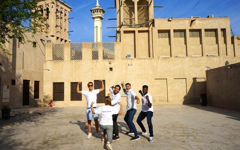 Squadra nel quartiere storico di Al Fahidi a Dubai fra le torri del vento