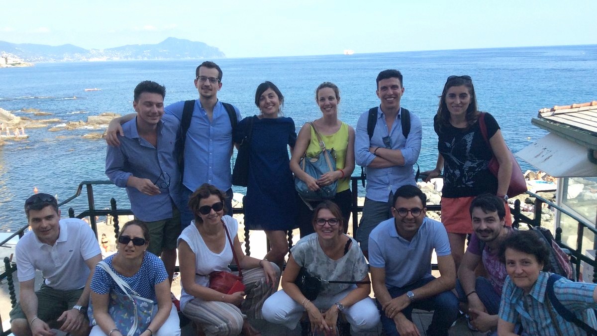 Gruppo aziendale sul mare a Boccadasse, Genova