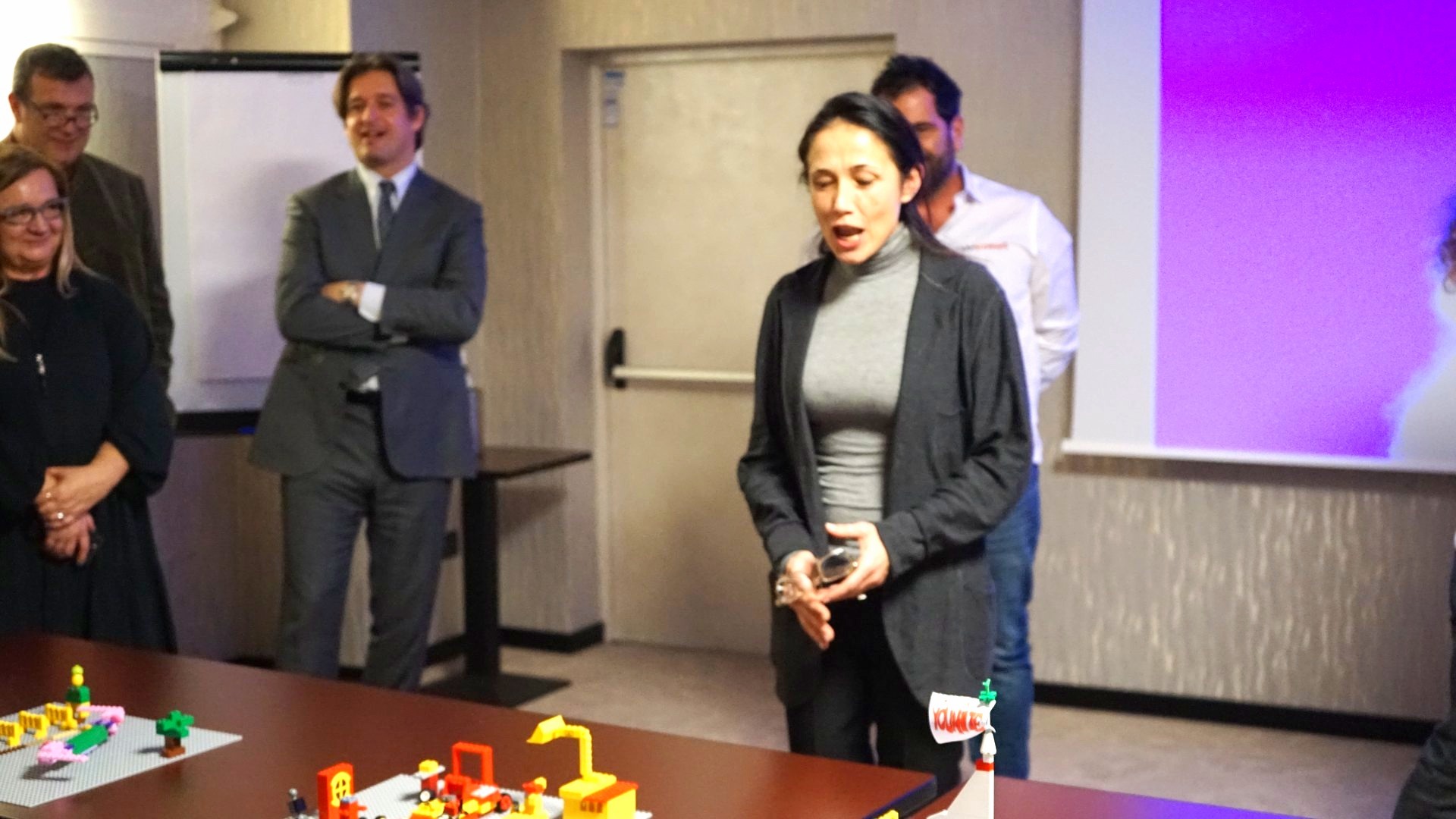 Una partecipante presenta il lavoro del gruppo ai colleghi che ascoltano