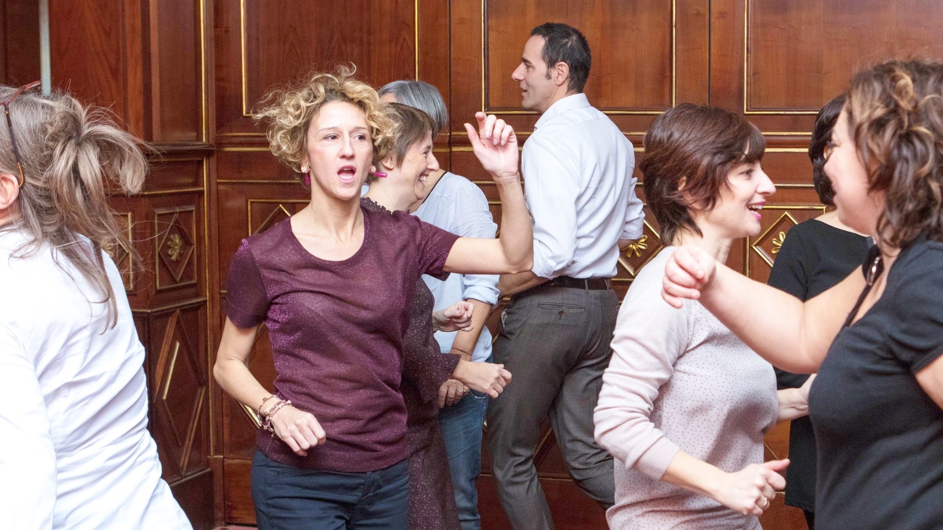 Un gruppo di colleghi in movimento durante un'attività, sorridenti