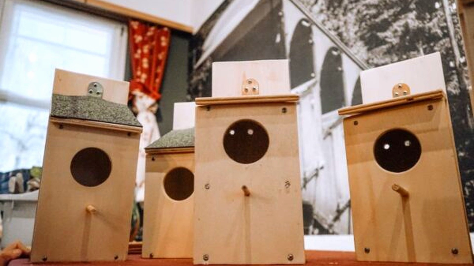 Casette per uccelli in legno costruite dai partecipanti, allineate sul tavolo
