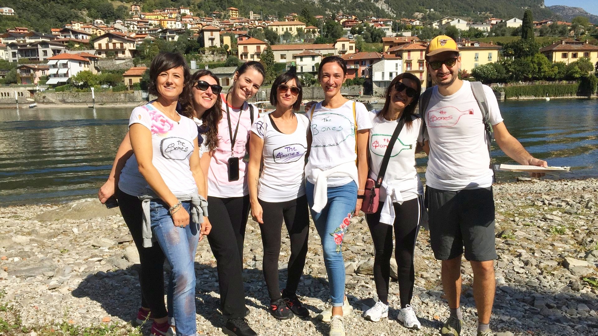 Squadra in posa sulla riva del lago durante una caccia al tesoro