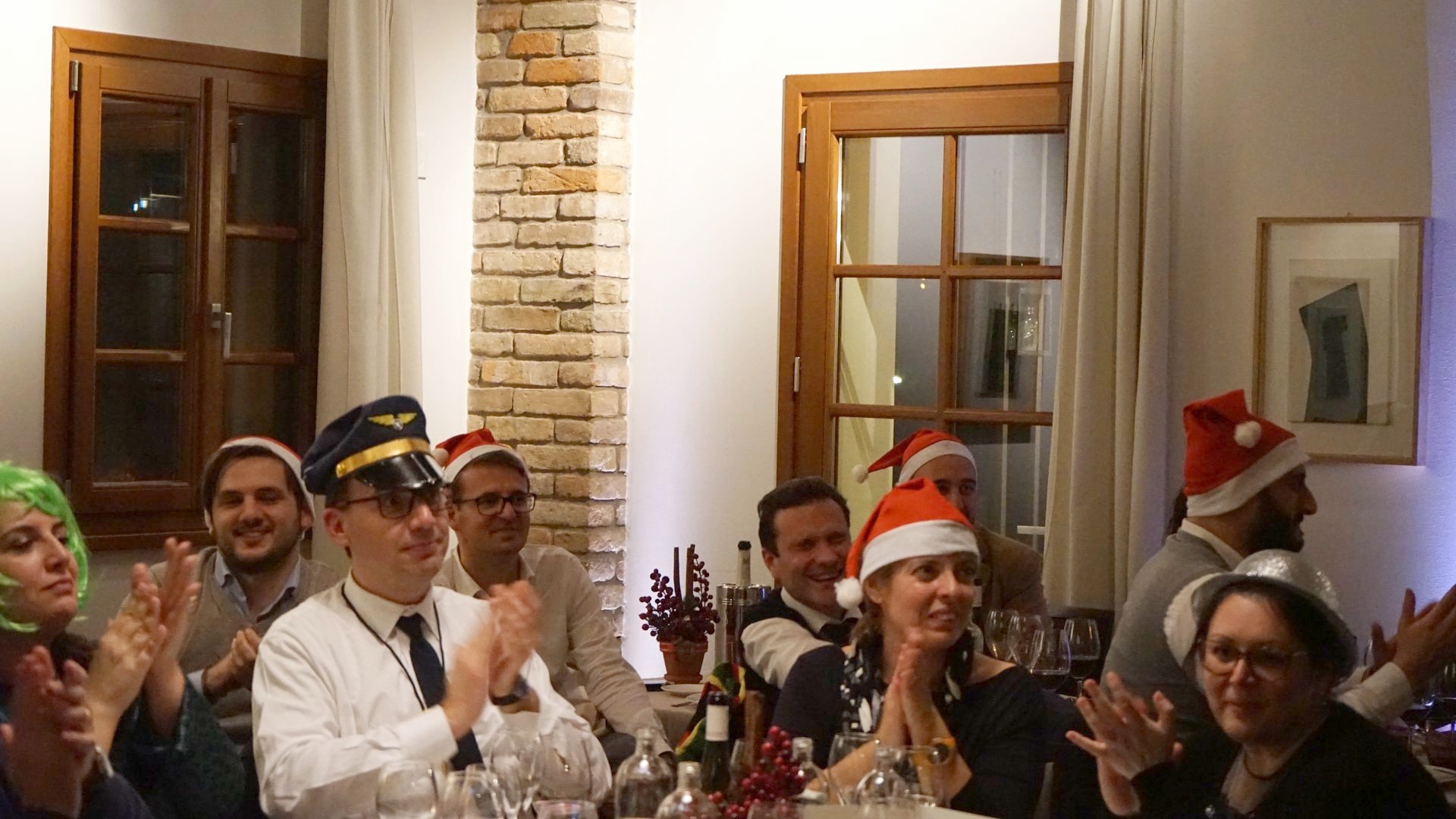 Sala da pranzo con i partecipanti in costume durante una cena con delitto