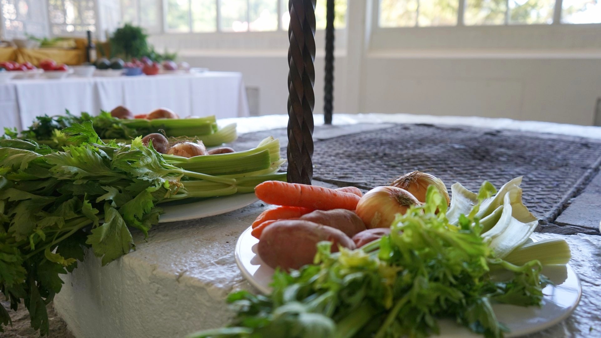 Ingredienti e verdure disposti sul tavolo prima che l'attivita' cominci