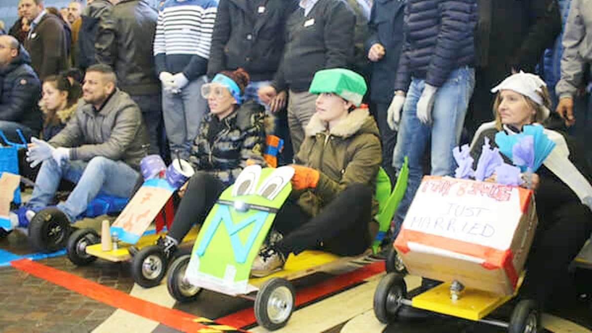 I kart costruiti dai partecipanti schierati sulla linea di partenza
