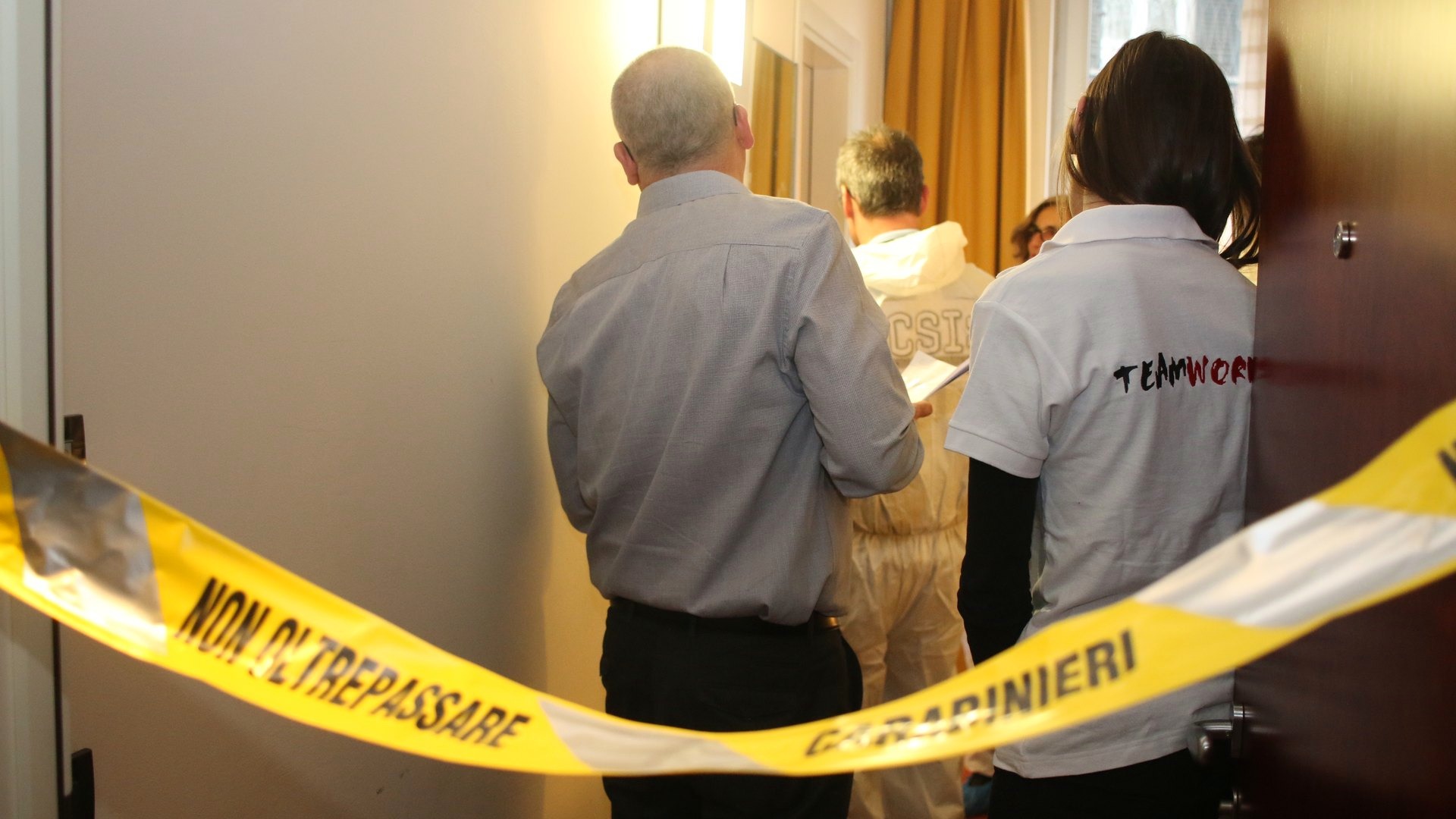 Nastro giallo di delimitazione davanti alla scena di un'indagine simulata