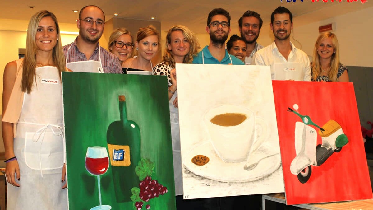 Una squadra mostra i quadri dipinti durante il laboratorio creativo