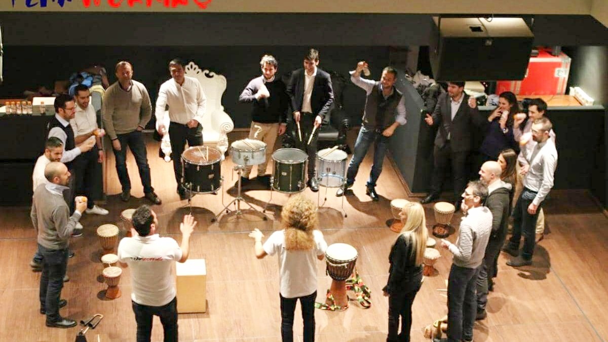 Un ensemble aziendale durante le prove