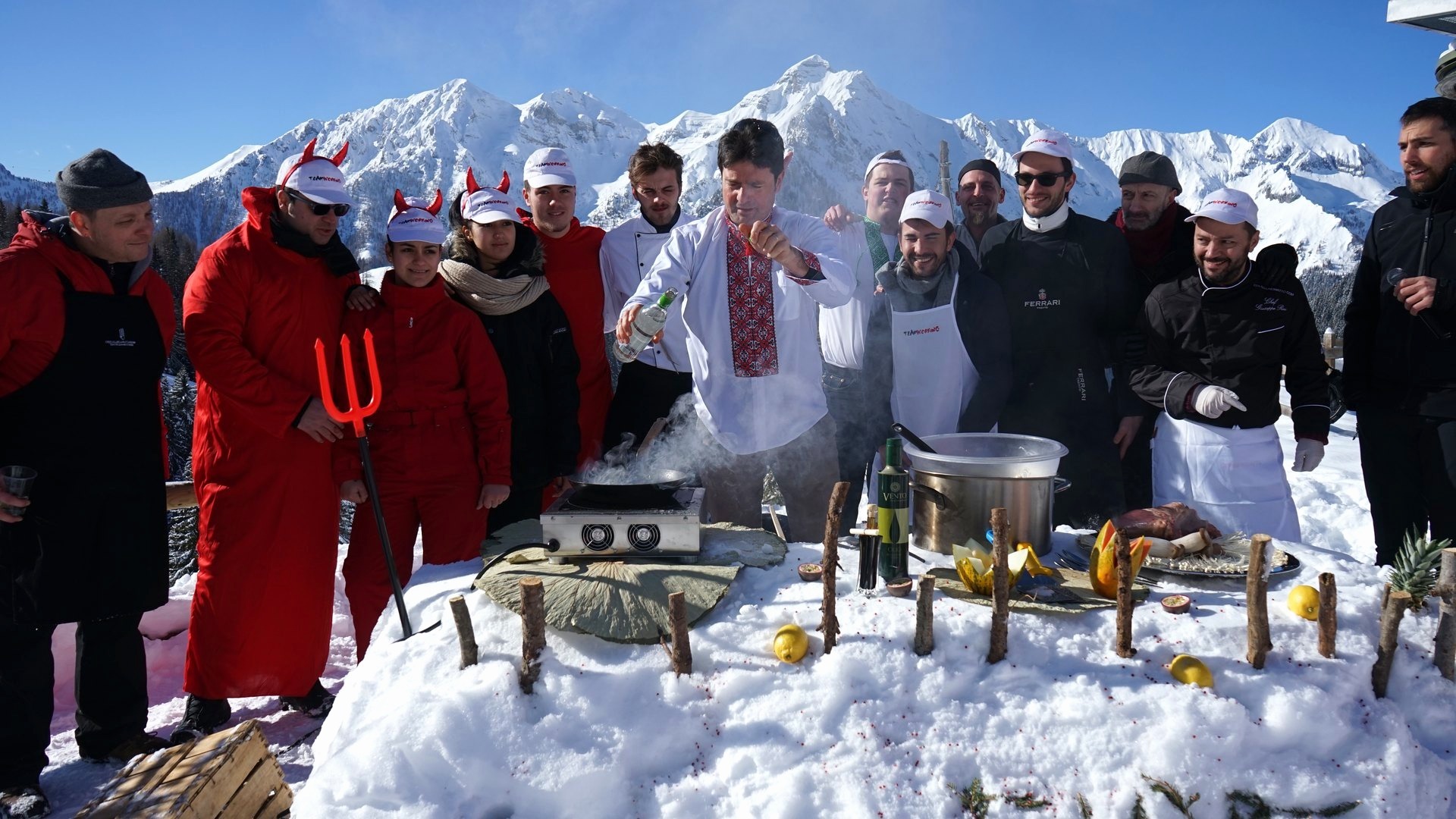 Partecipanti al lavoro dietro un bancone di neve in alta quota