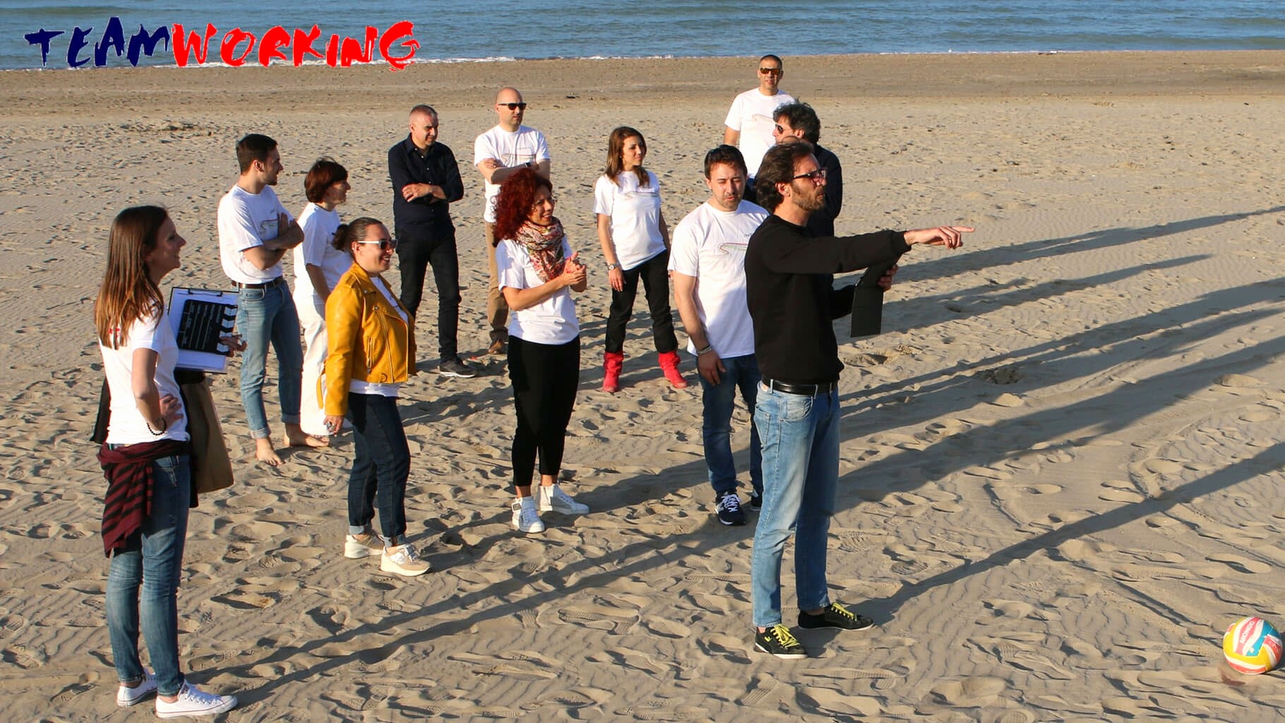 Una squadra sul set durante le riprese di un cortometraggio