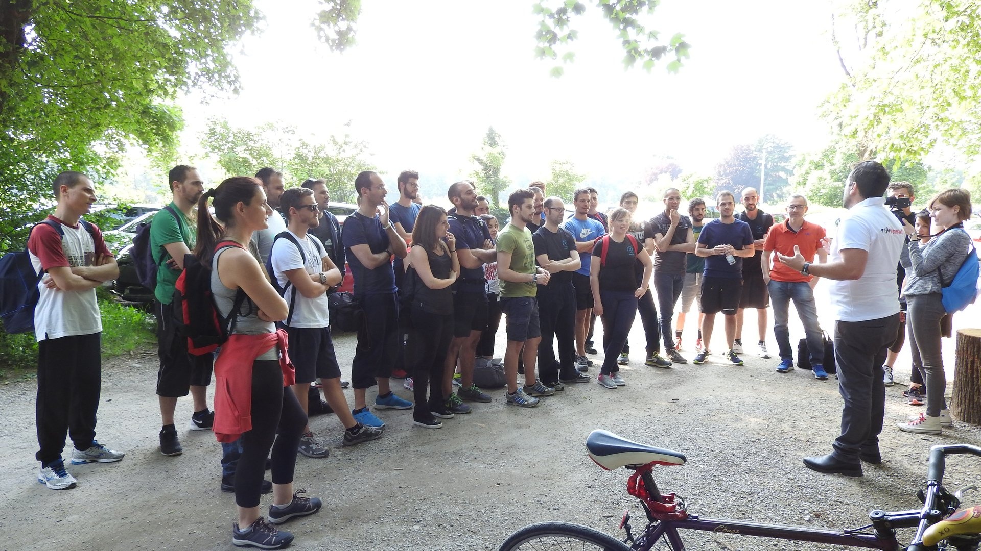 Gruppo numeroso alla partenza di una prova di orienteering nel parco