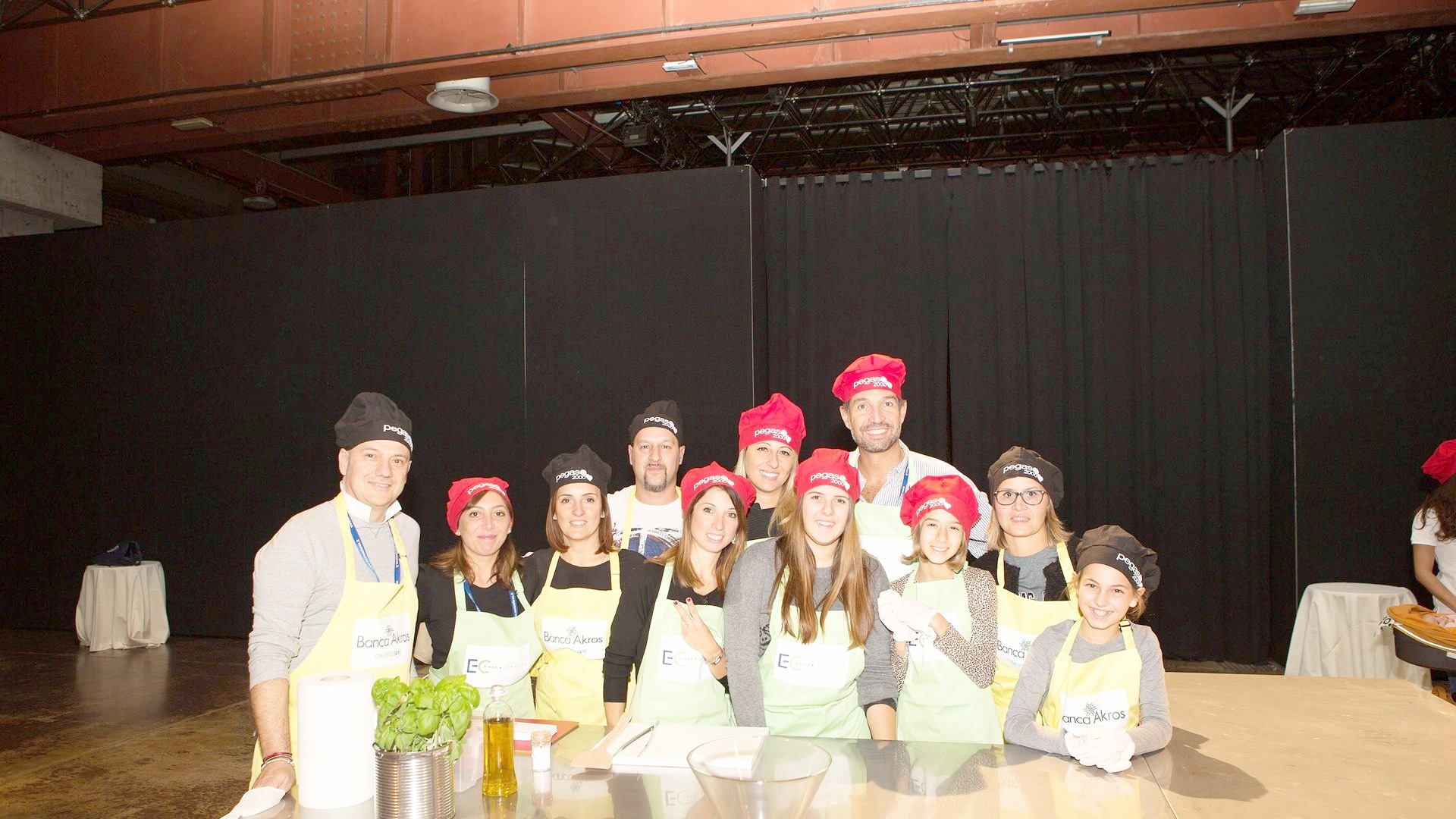 Palco con tutte le postazioni di cucina schierate durante uno show cooking