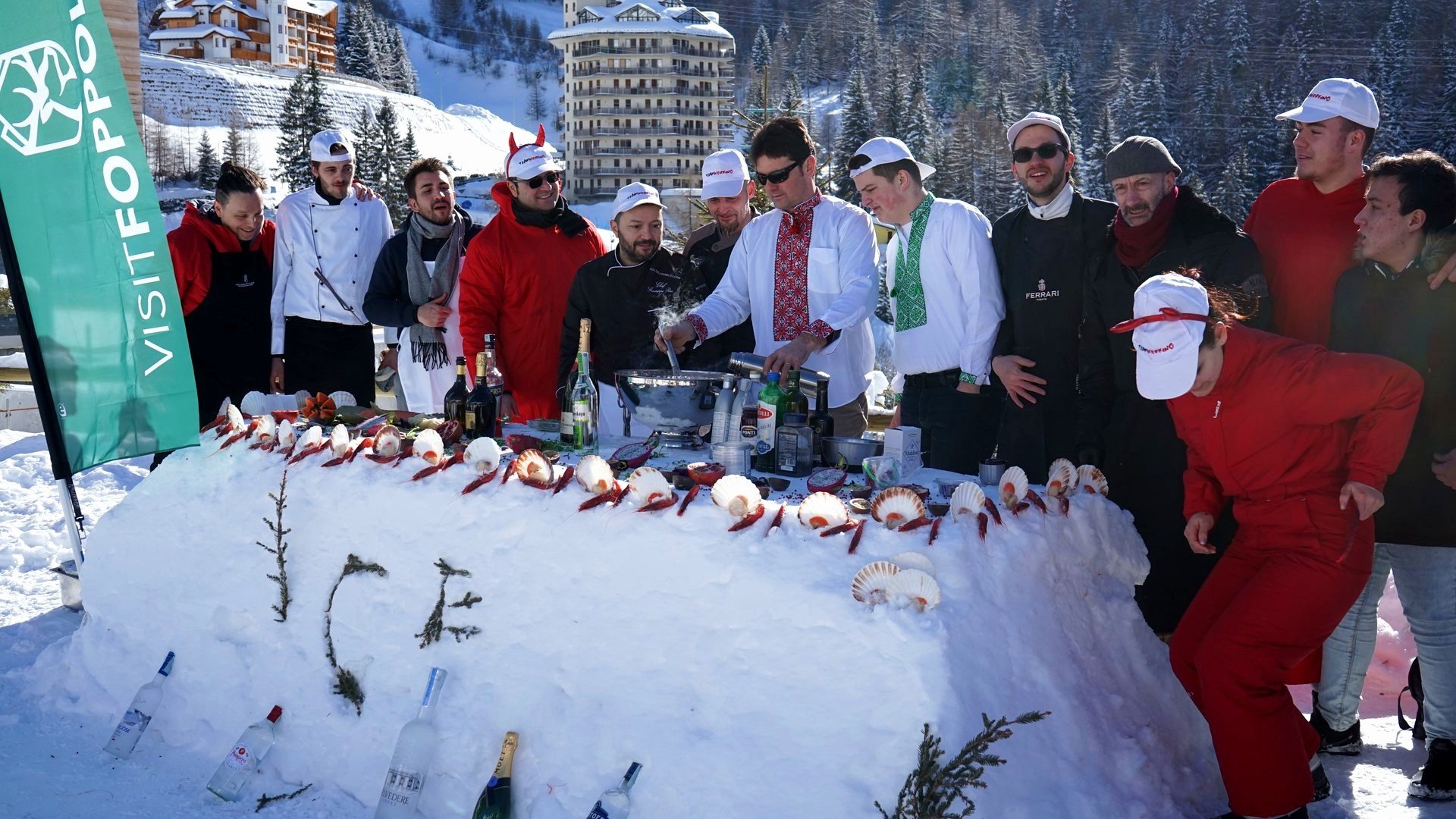 Bancone di neve allestito in alta quota con la squadra al lavoro dietro