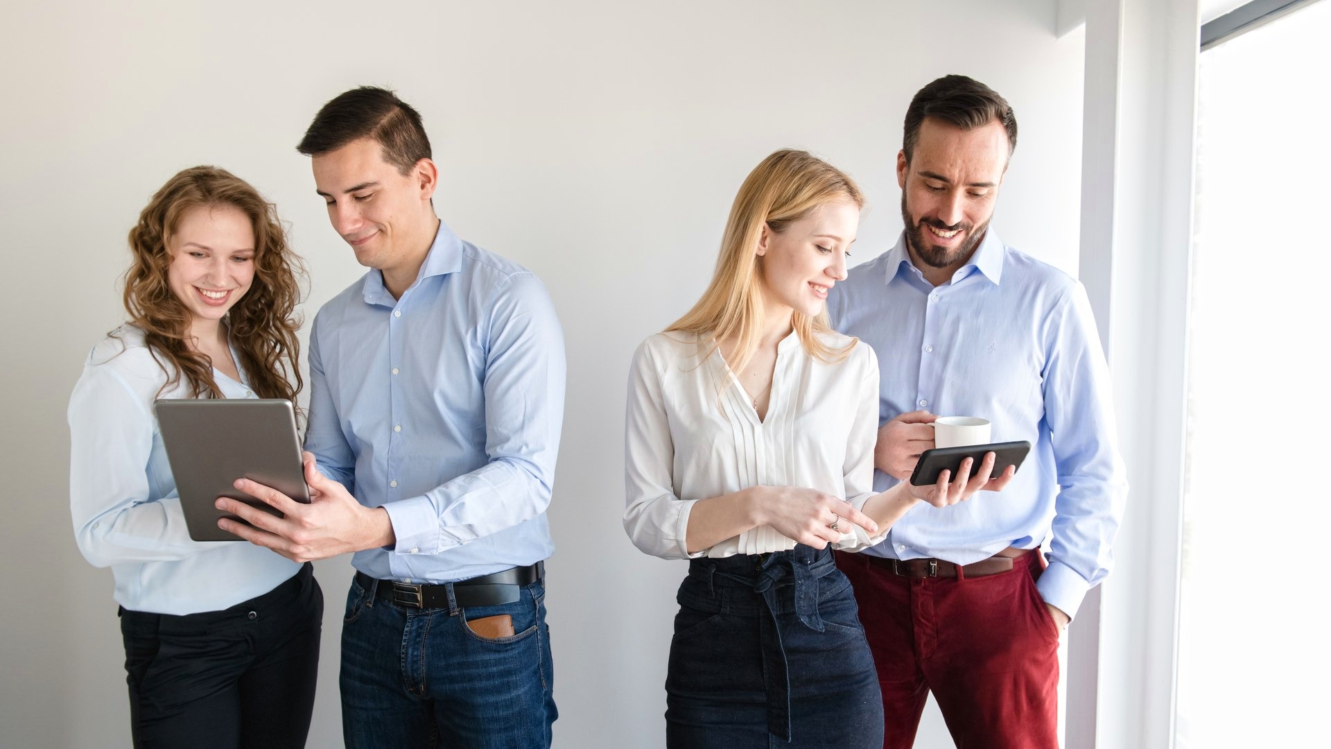 Due coppie di partecipanti con i tablet durante le sfide
