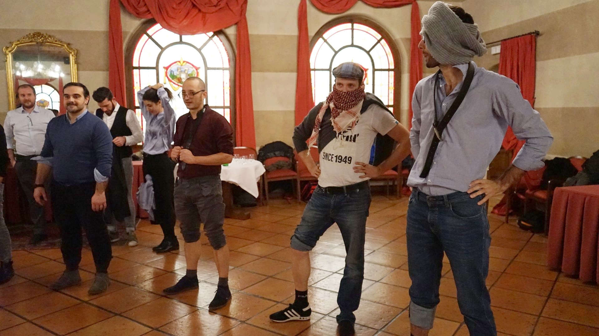 Squadre in piedi con i pulsanti in mano durante una sfida a quiz