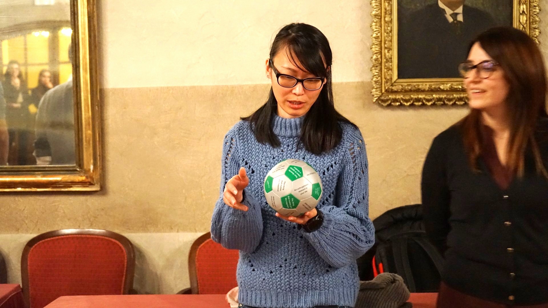 Due partecipanti si passano un oggetto durante una prova a tempo