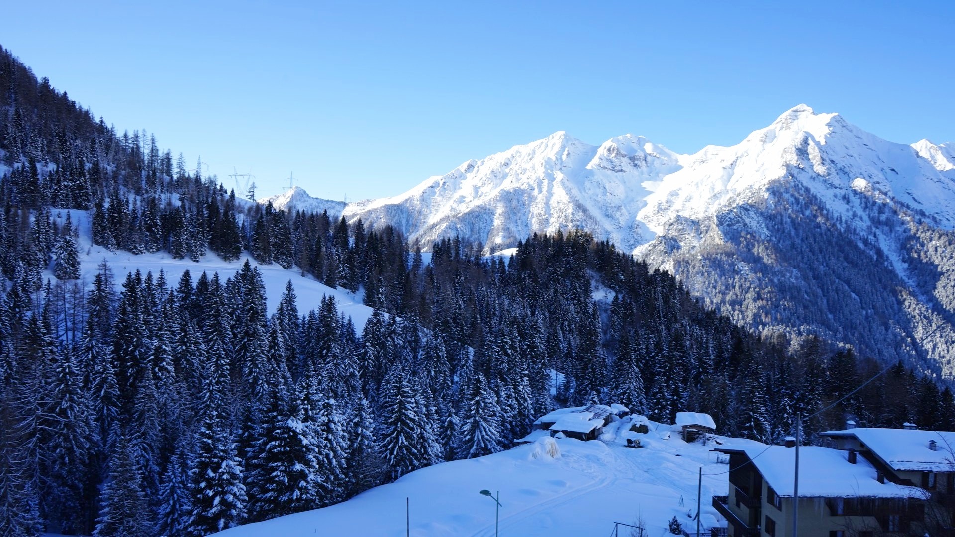 Panorama alpino con le montagne innevate all'orizzonte