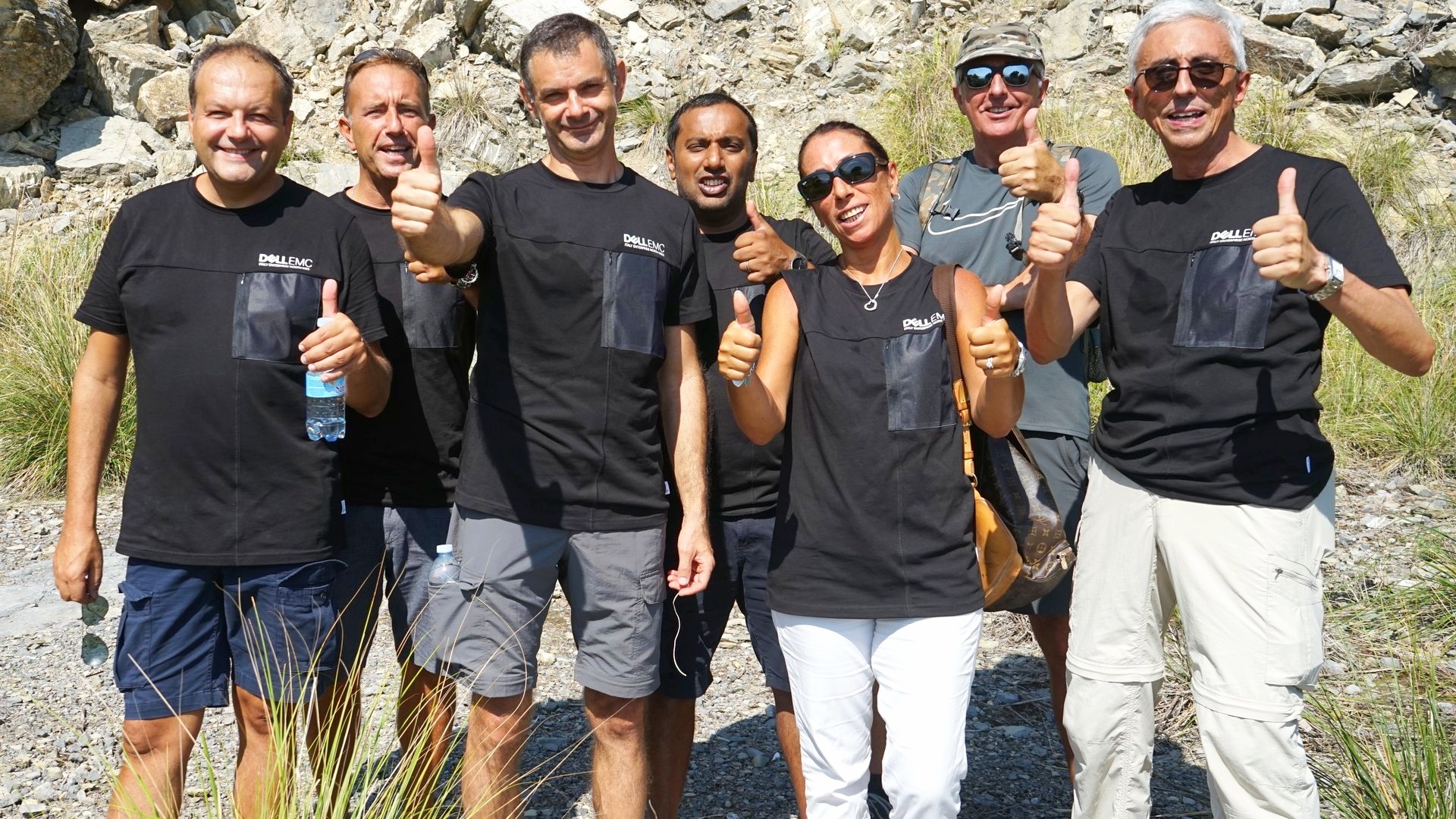 Gruppo di partecipanti in posa sulla riva di un lago