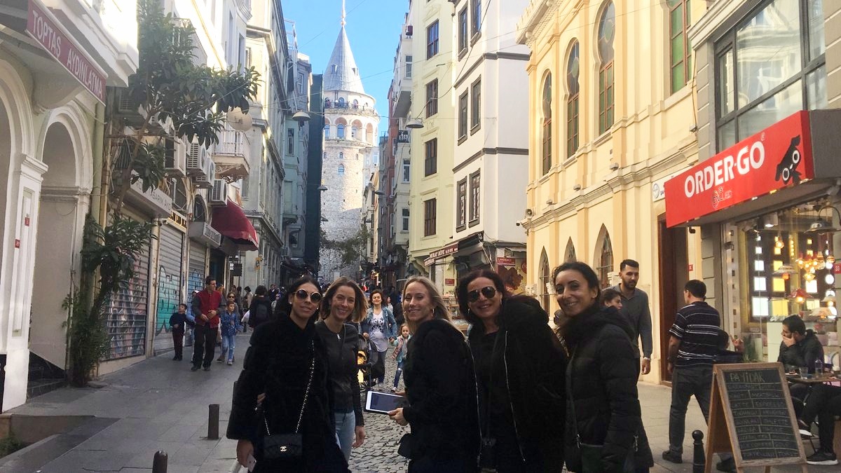 Partecipanti in via Istiklal a Istanbul con la torre di Galata sullo sfondo