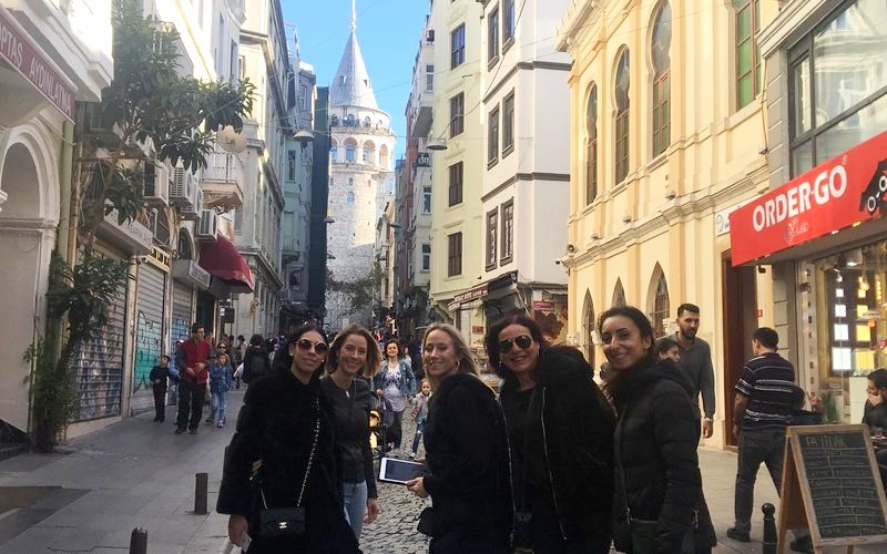 Partecipanti in via Istiklal a Istanbul con la torre di Galata sullo sfondo