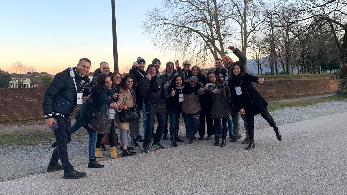 Gruppo che cammina sulle Mura di Lucca al tramonto