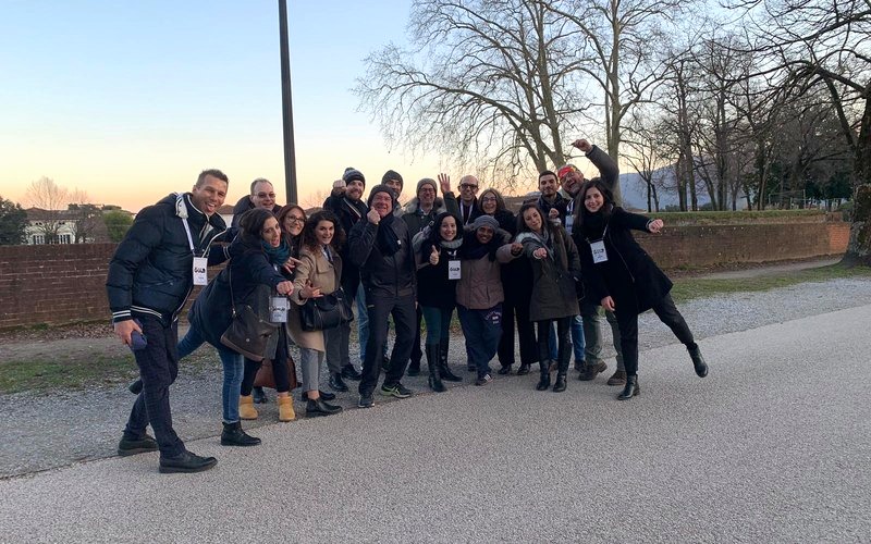 Gruppo che cammina sulle Mura di Lucca al tramonto