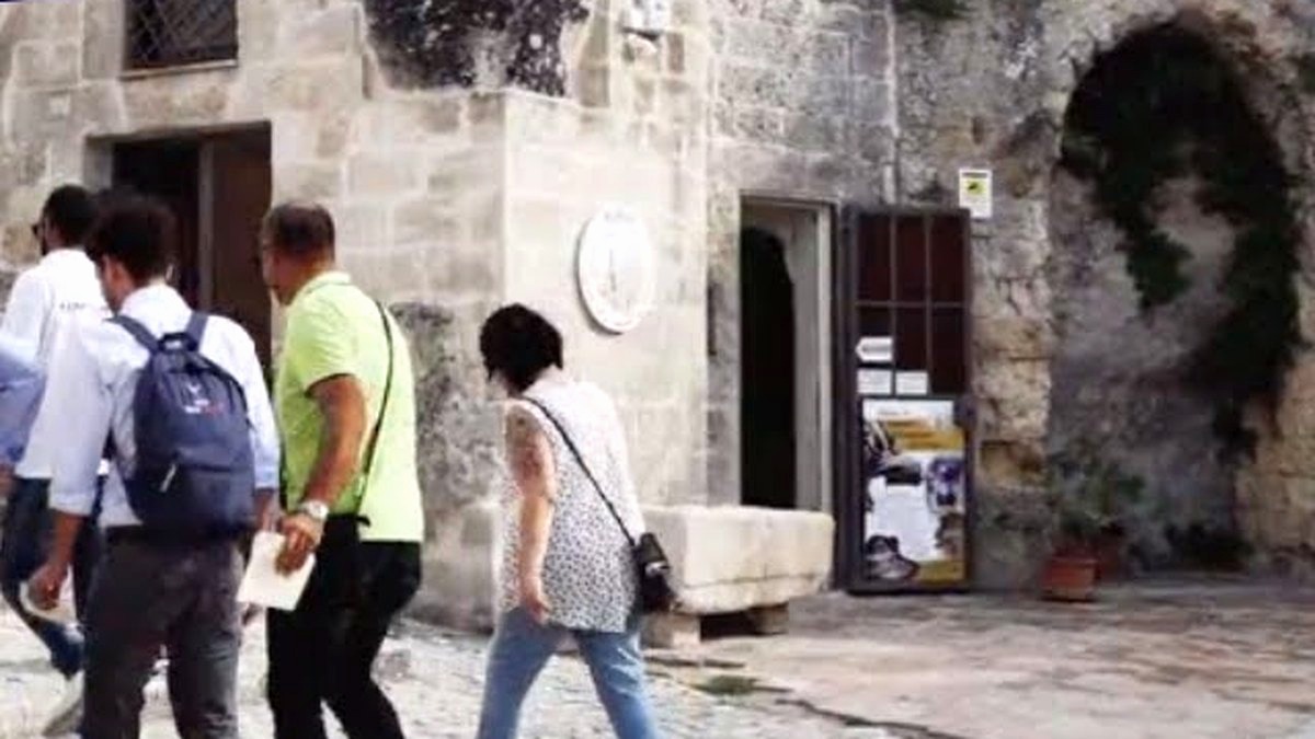 Partecipanti fra le case in pietra dei Sassi di Matera