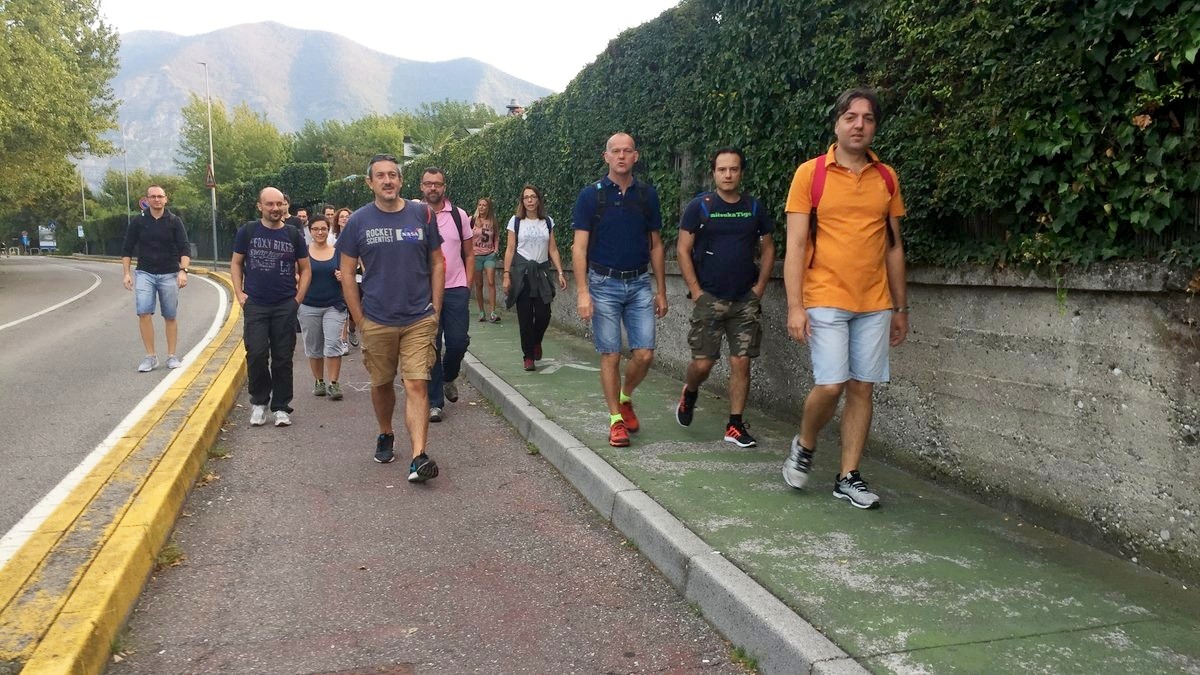 Gruppo in cammino sulla strada di Monte Isola, sul lago d'Iseo